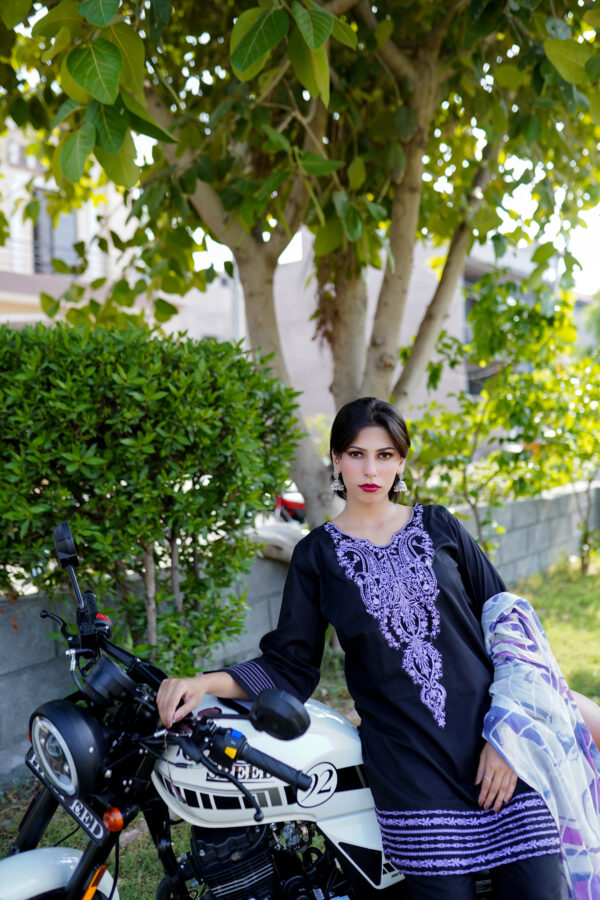 3 PIECE LIGHTWEIGHT LAWN FABRIC WITH BLACK BASE - Image 5