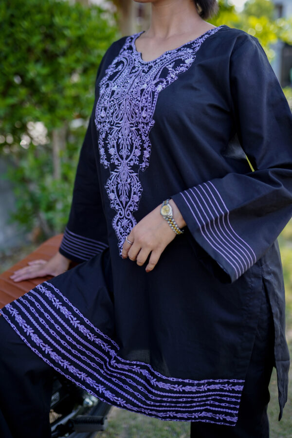 3 PIECE LIGHTWEIGHT LAWN FABRIC WITH BLACK BASE - Image 3