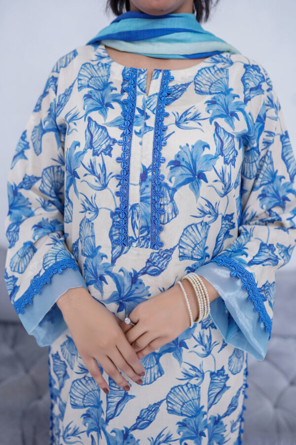3 PIECE LAWN BLUE FLORAL PRINT ON A WHITE BASE WITH THREAD COLOR - Image 4